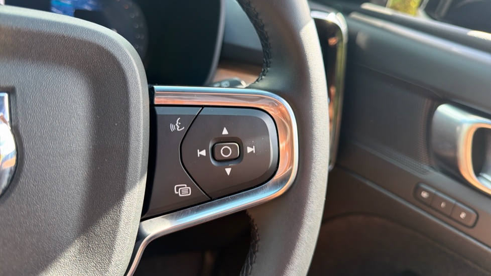 Volvo XC40 2.0 B4P Plus Dark 5dr Auto Petrol Estate - Image 22