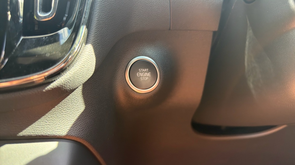 Volvo XC40 2.0 B4P Plus Dark 5dr Auto Petrol Estate - Image 27