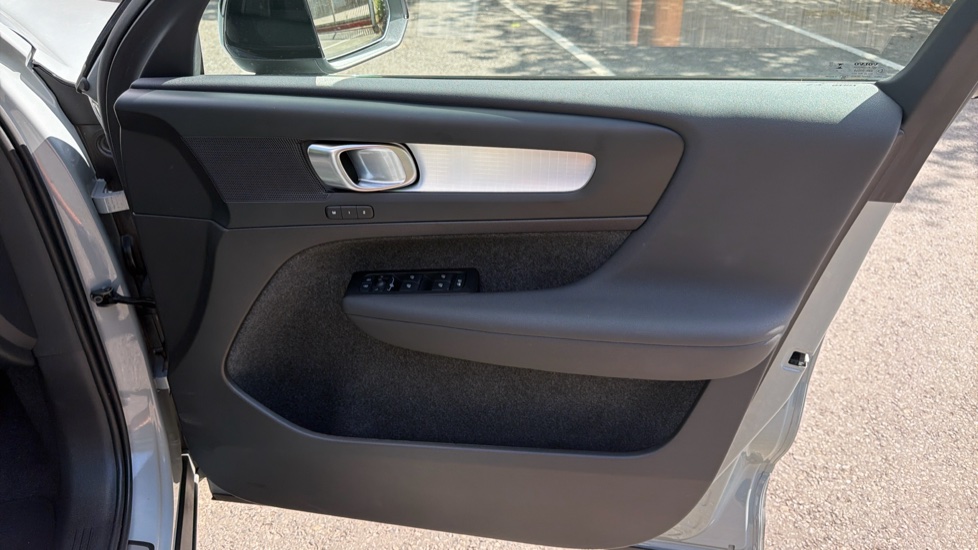 Volvo XC40 2.0 B4P Plus Dark 5dr Auto Petrol Estate - Image 29