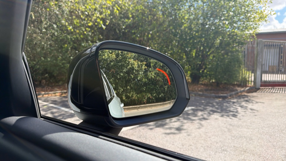 Volvo XC40 2.0 B4P Plus Dark 5dr Auto Petrol Estate - Image 32