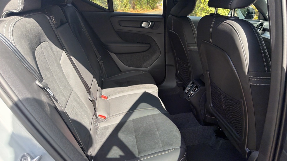 Volvo XC40 2.0 B4P Plus Dark 5dr Auto Petrol Estate - Image 33