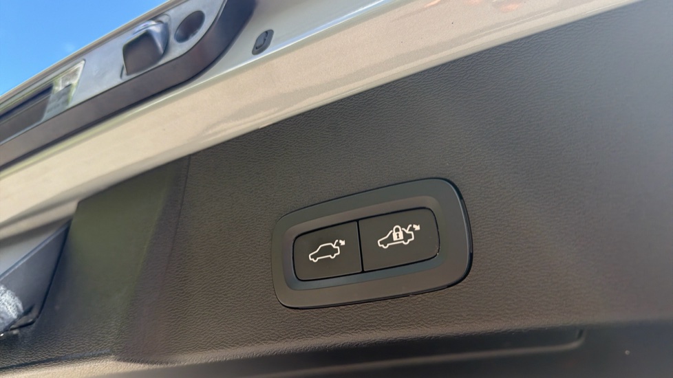 Volvo XC40 2.0 B4P Plus Dark 5dr Auto Petrol Estate - Image 35