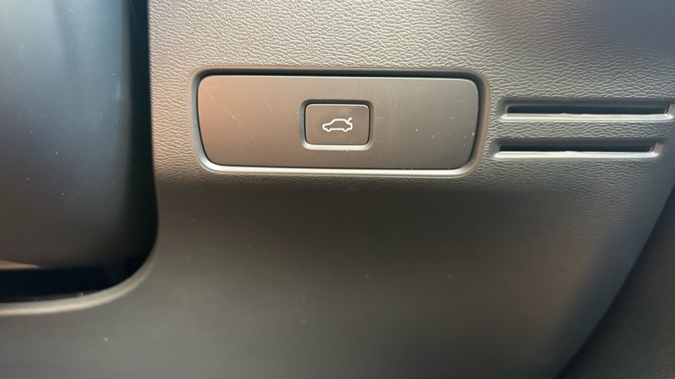 Volvo XC40 2.0 B4P Plus Dark 5dr Auto Petrol Estate - Image 50