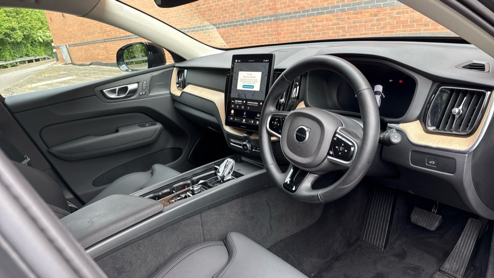 Volvo XC60 2.0 B5P Plus Dark 5dr AWD Geartronic Petrol Estate - Image 4