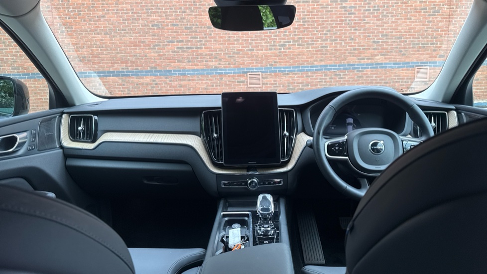 Volvo XC60 2.0 B5P Plus Dark 5dr AWD Geartronic Petrol Estate - Image 5