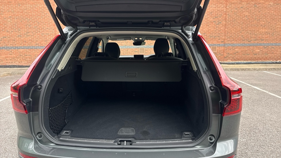 Volvo XC60 2.0 B5P Plus Dark 5dr AWD Geartronic Petrol Estate - Image 13