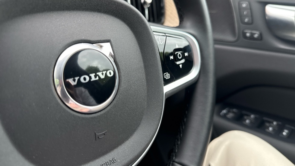 Volvo XC60 2.0 B5P Plus Dark 5dr AWD Geartronic Petrol Estate - Image 30
