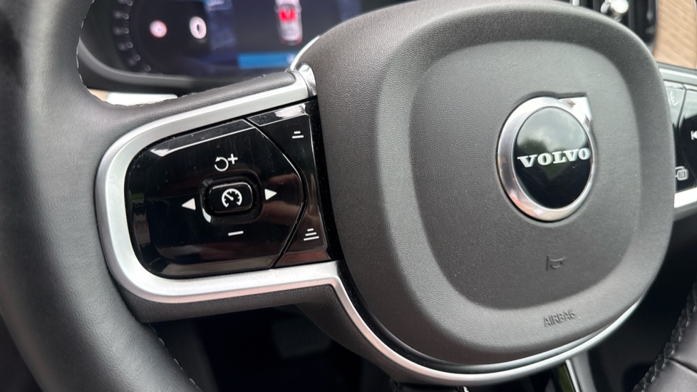 Volvo XC60 2.0 B5P Plus Dark 5dr AWD Geartronic Petrol Estate - Image 31