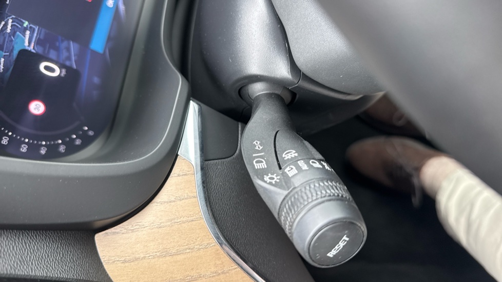 Volvo XC60 2.0 B5P Plus Dark 5dr AWD Geartronic Petrol Estate - Image 36