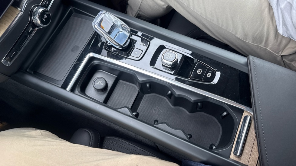 Volvo XC60 2.0 B5P Plus Dark 5dr AWD Geartronic Petrol Estate - Image 39