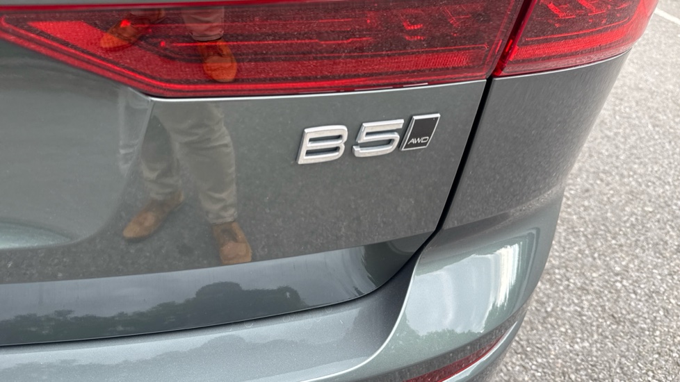 Volvo XC60 2.0 B5P Plus Dark 5dr AWD Geartronic Petrol Estate - Image 54