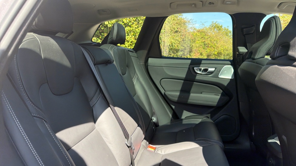 Volvo XC60 2.0 T8 [455] PHEV Ultra Dark 5dr AWD Geartronic Estate - Image 6