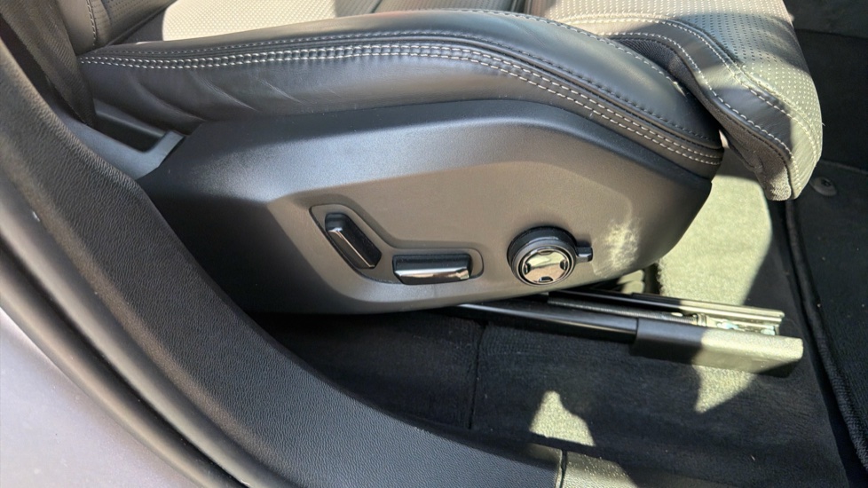 Volvo XC60 2.0 T8 [455] PHEV Ultra Dark 5dr AWD Geartronic Estate - Image 29