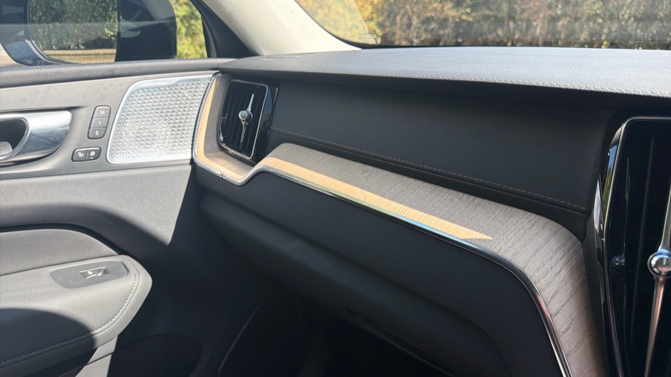 Volvo XC60 2.0 T8 [455] PHEV Ultra Dark 5dr AWD Geartronic Estate - Image 36