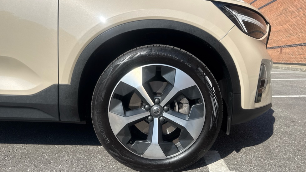 Volvo XC40 2.0 B4P Plus Dark 5dr Auto Petrol Estate - Image 9