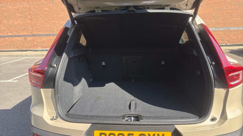 Volvo XC40 2.0 B4P Plus Dark 5dr Auto Petrol Estate - Image 13