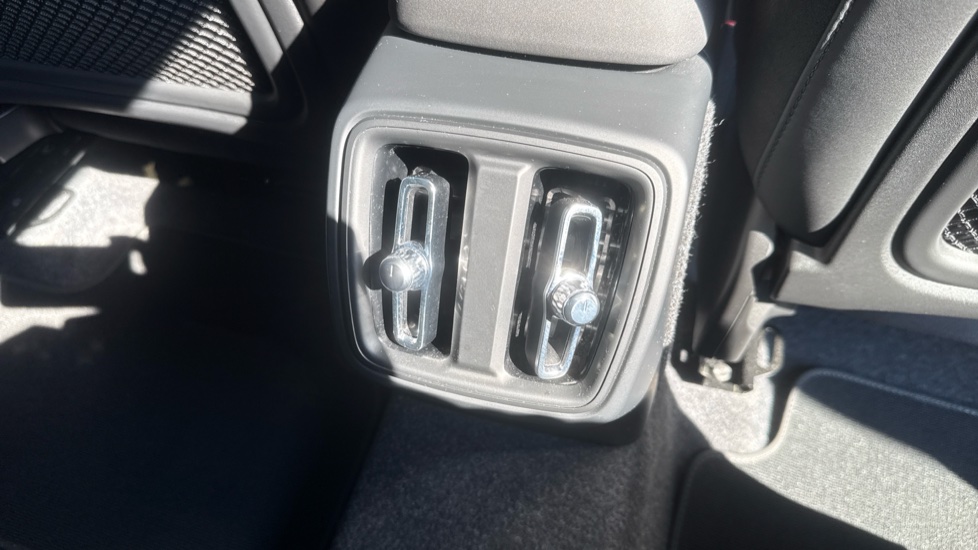 Volvo XC40 2.0 B4P Plus Dark 5dr Auto Petrol Estate - Image 15