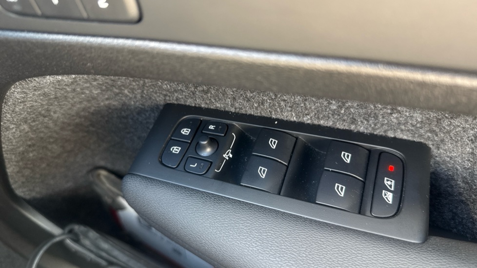 Volvo XC40 2.0 B4P Plus Dark 5dr Auto Petrol Estate - Image 25