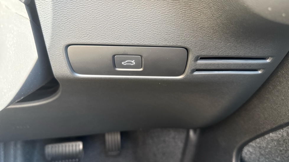 Volvo XC40 2.0 B4P Plus Dark 5dr Auto Petrol Estate - Image 26