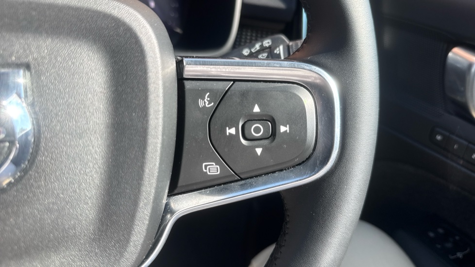 Volvo XC40 2.0 B4P Plus Dark 5dr Auto Petrol Estate - Image 30