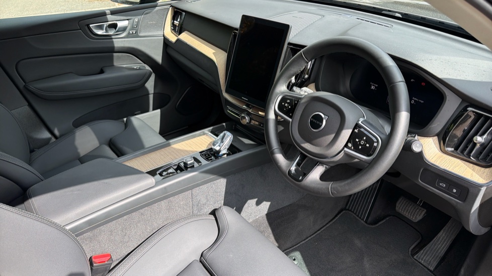 Volvo XC60 2.0 T6 [350] PHEV Plus Dark 5dr AWD Geartronic Estate - Image 4