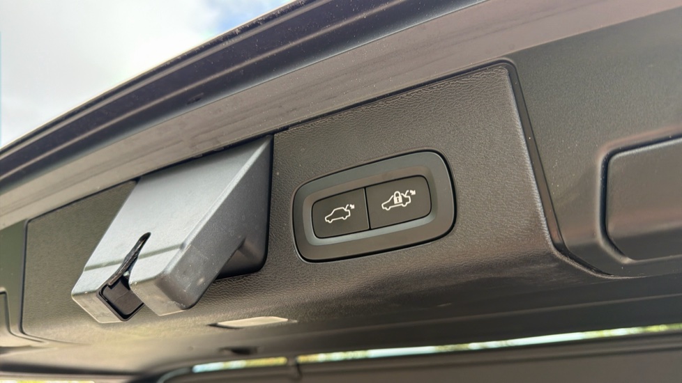Volvo XC60 2.0 T6 [350] PHEV Plus Dark 5dr AWD Geartronic Estate - Image 34