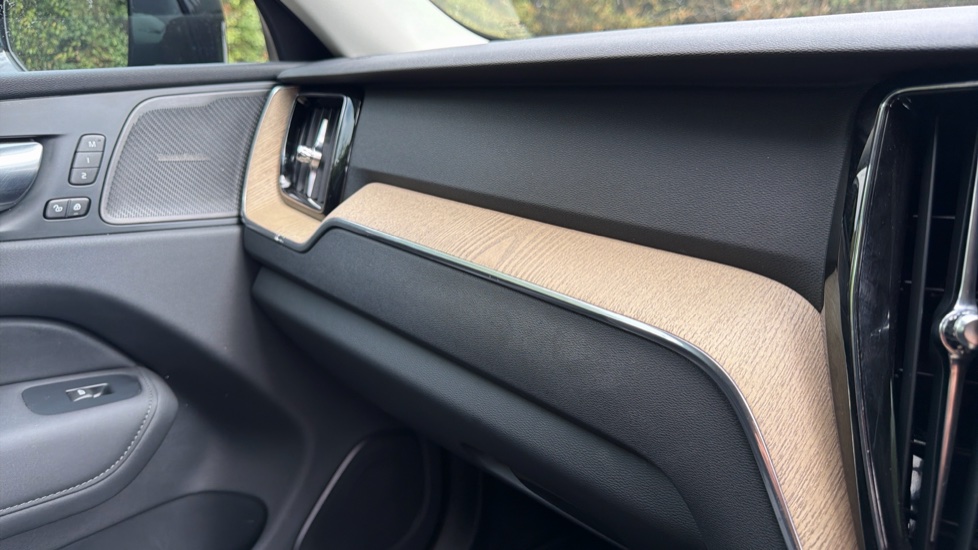 Volvo XC60 2.0 T6 [350] PHEV Plus Dark 5dr AWD Geartronic Estate - Image 36