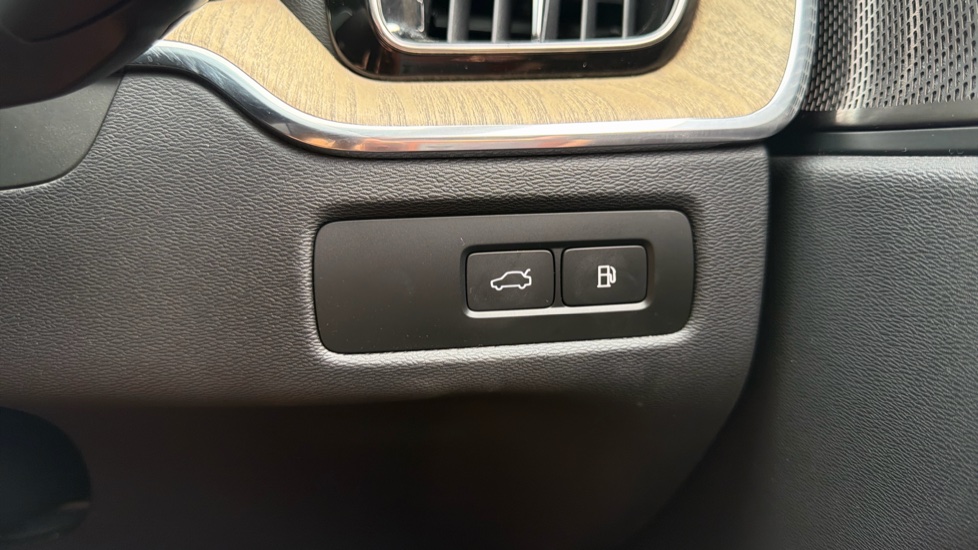 Volvo XC60 2.0 T6 [350] PHEV Plus Dark 5dr AWD Geartronic Estate - Image 40