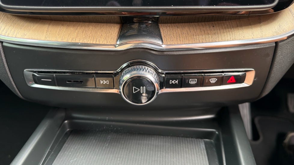 Volvo XC60 2.0 T6 [350] PHEV Plus Dark 5dr AWD Geartronic Estate - Image 43