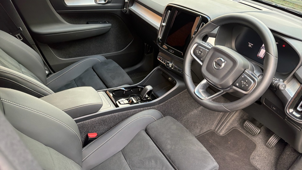 Volvo XC40 2.0 B4P Plus Black Edition 5dr Auto Petrol Estate - Image 4