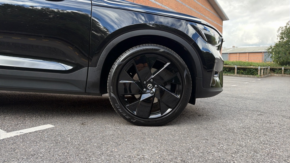 Volvo XC40 2.0 B4P Plus Black Edition 5dr Auto Petrol Estate - Image 9