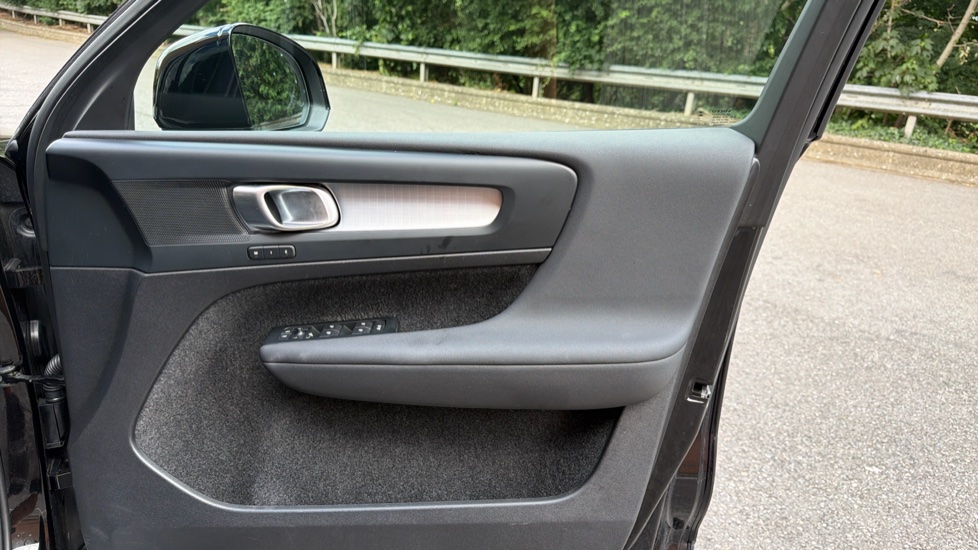 Volvo XC40 2.0 B4P Plus Black Edition 5dr Auto Petrol Estate - Image 28