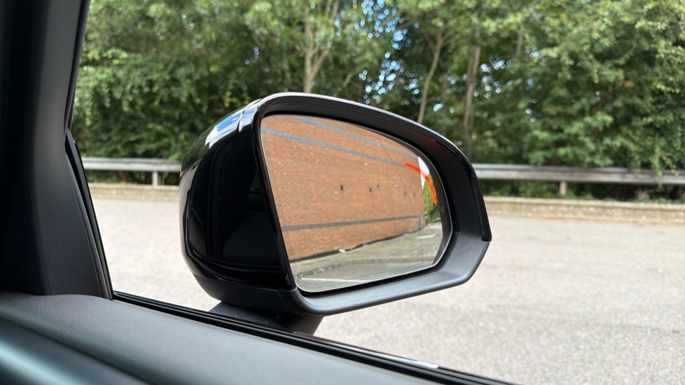 Volvo XC40 2.0 B4P Plus Black Edition 5dr Auto Petrol Estate - Image 31