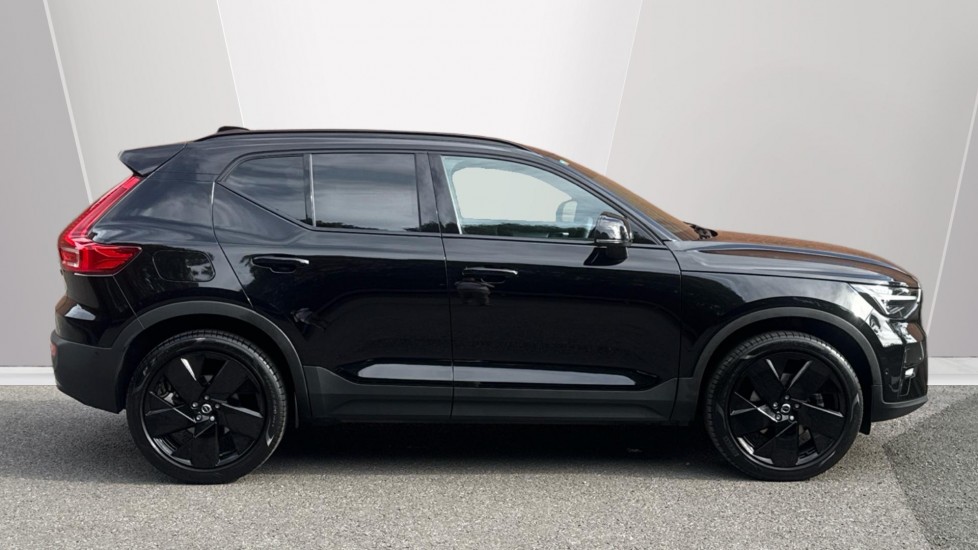 Volvo XC40 2.0 B4P Ultra Black Edition 5dr Auto Petrol Estate - Image 3