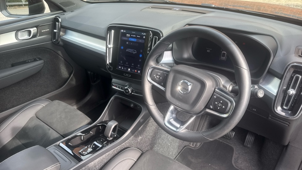 Volvo XC40 2.0 B4P Ultra Black Edition 5dr Auto Petrol Estate - Image 4