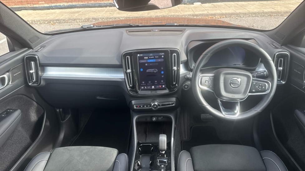 Volvo XC40 2.0 B4P Ultra Black Edition 5dr Auto Petrol Estate - Image 5