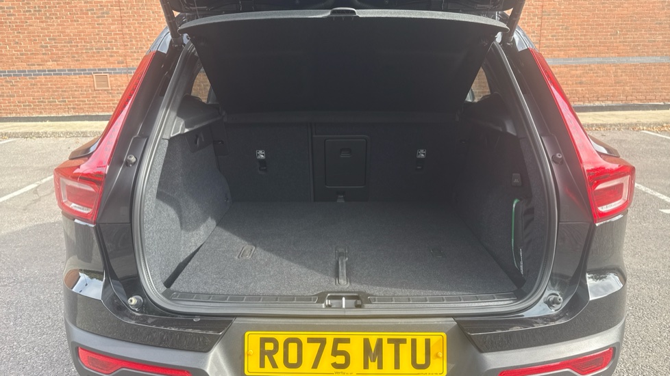 Volvo XC40 2.0 B4P Ultra Black Edition 5dr Auto Petrol Estate - Image 13