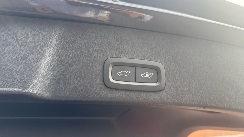 Volvo XC40 2.0 B4P Ultra Black Edition 5dr Auto Petrol Estate - Image 16