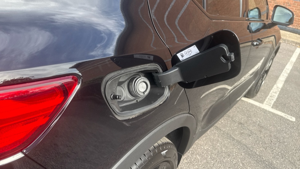 Volvo XC40 2.0 B4P Ultra Black Edition 5dr Auto Petrol Estate - Image 19