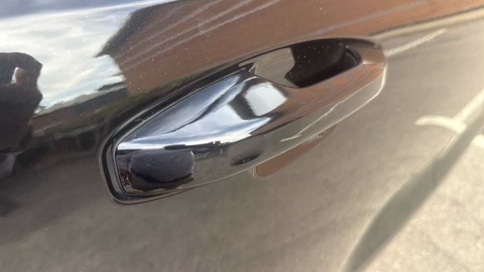 Volvo XC40 2.0 B4P Ultra Black Edition 5dr Auto Petrol Estate - Image 20