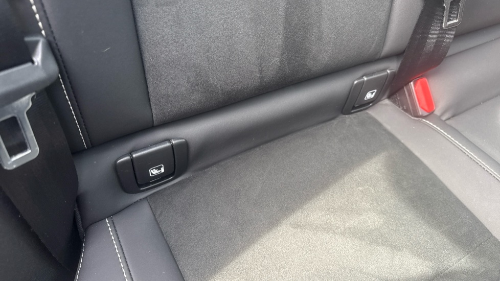Volvo XC40 2.0 B4P Ultra Black Edition 5dr Auto Petrol Estate - Image 21