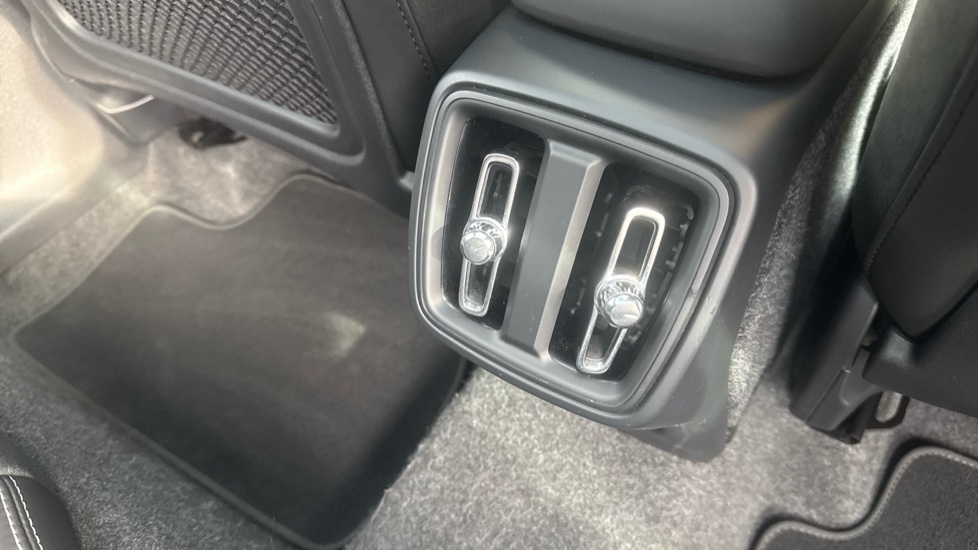 Volvo XC40 2.0 B4P Ultra Black Edition 5dr Auto Petrol Estate - Image 22