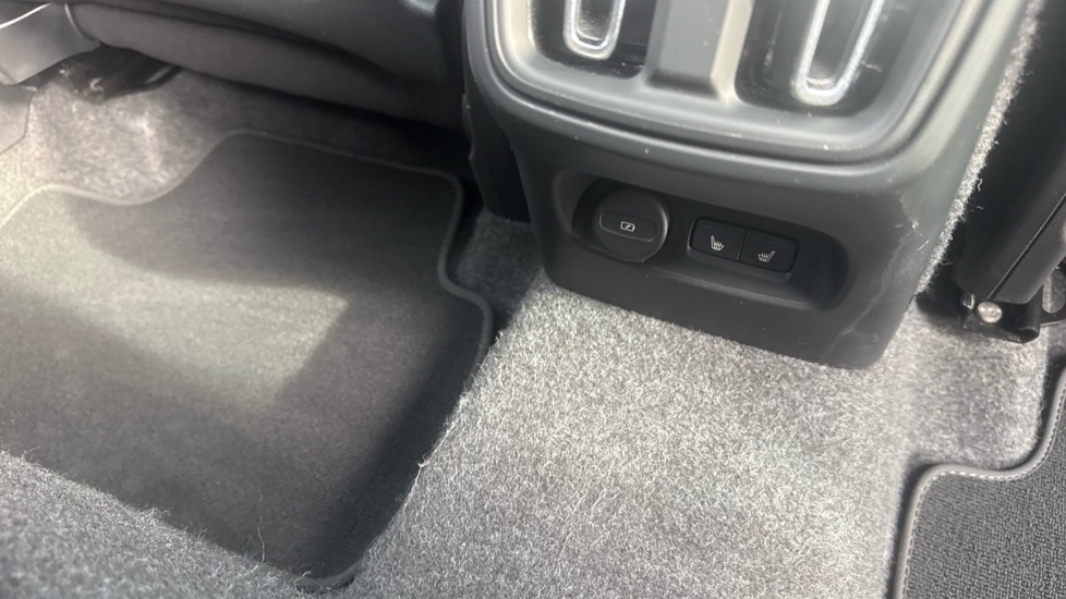 Volvo XC40 2.0 B4P Ultra Black Edition 5dr Auto Petrol Estate - Image 23