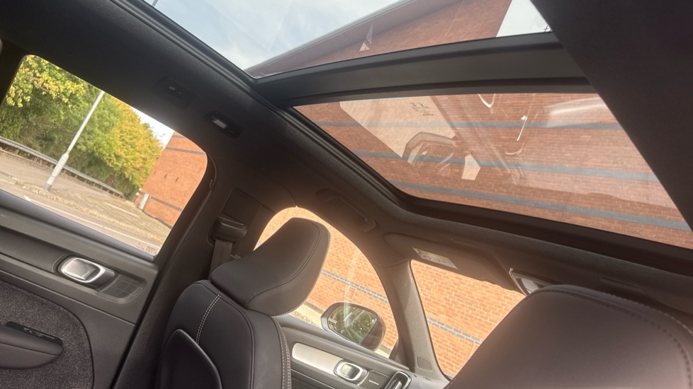 Volvo XC40 2.0 B4P Ultra Black Edition 5dr Auto Petrol Estate - Image 25