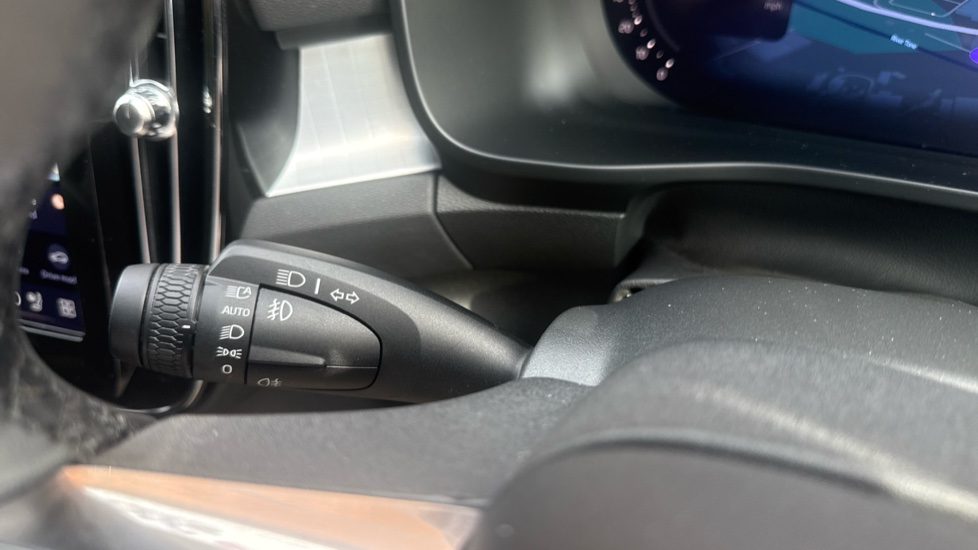 Volvo XC40 2.0 B4P Ultra Black Edition 5dr Auto Petrol Estate - Image 28