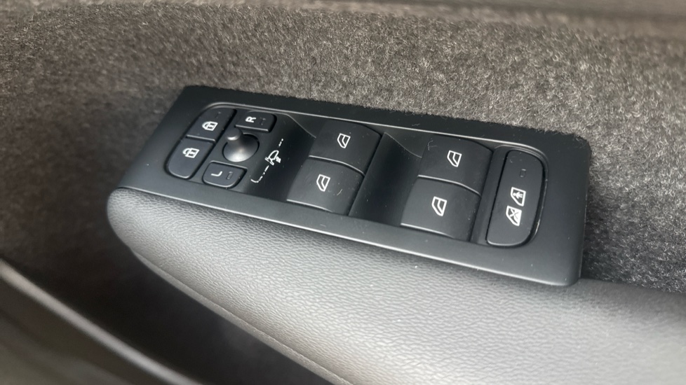 Volvo XC40 2.0 B4P Ultra Black Edition 5dr Auto Petrol Estate - Image 30