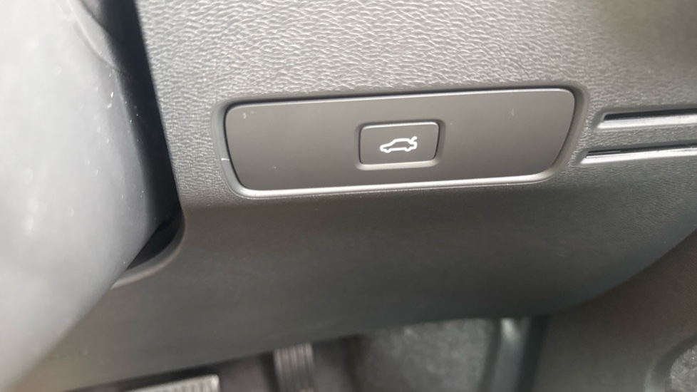 Volvo XC40 2.0 B4P Ultra Black Edition 5dr Auto Petrol Estate - Image 32