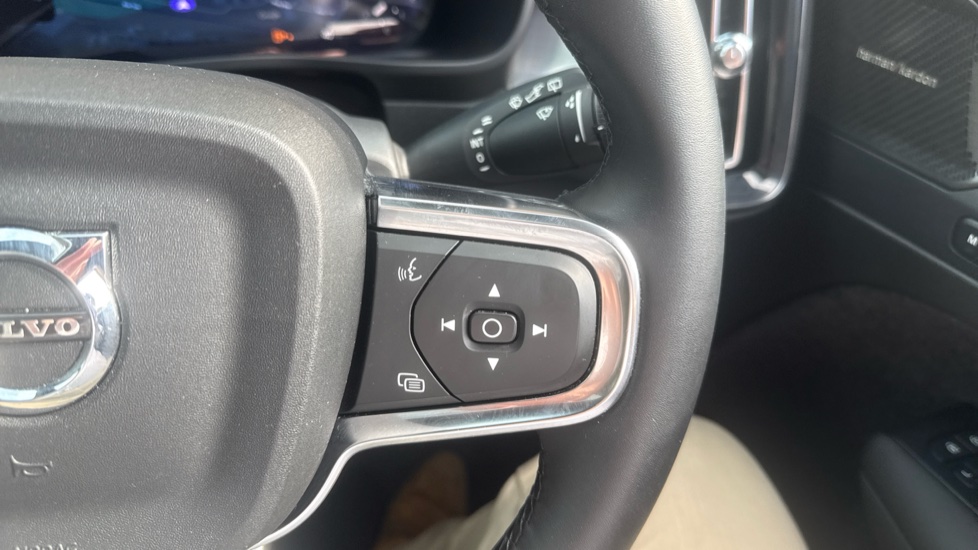 Volvo XC40 2.0 B4P Ultra Black Edition 5dr Auto Petrol Estate - Image 33