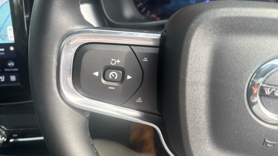 Volvo XC40 2.0 B4P Ultra Black Edition 5dr Auto Petrol Estate - Image 34
