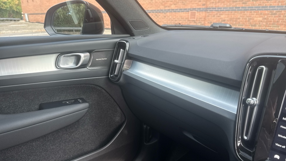 Volvo XC40 2.0 B4P Ultra Black Edition 5dr Auto Petrol Estate - Image 53